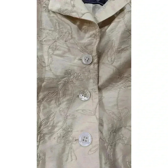 Beautiful Ivory Women's Burberry's of London Suit, 100% silk in size 4 - Picture 3 of 5